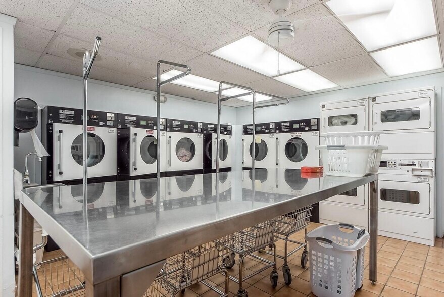 Building Photo - 1000 Urlin Ave