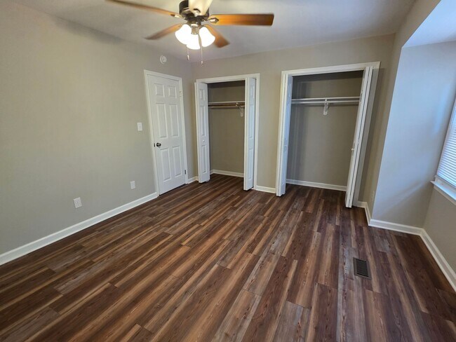 Building Photo - Move in Ready Townhouse l!