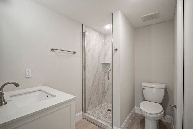 Building Photo - Nicely Renovated 2 bedrooms 2 bathrooms Co...