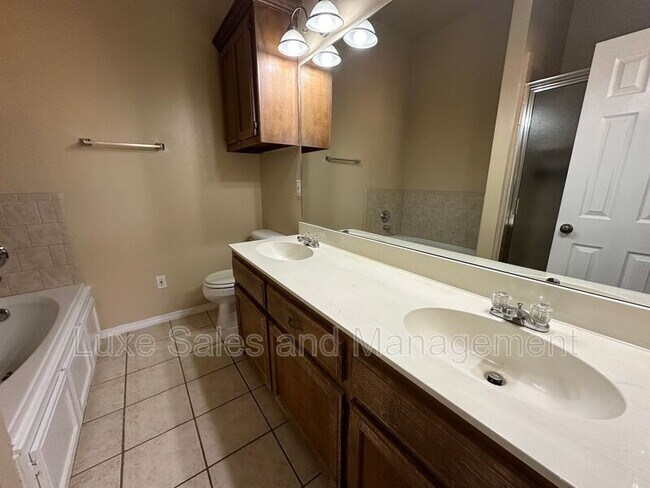 Building Photo - 706 Rockridge Cir