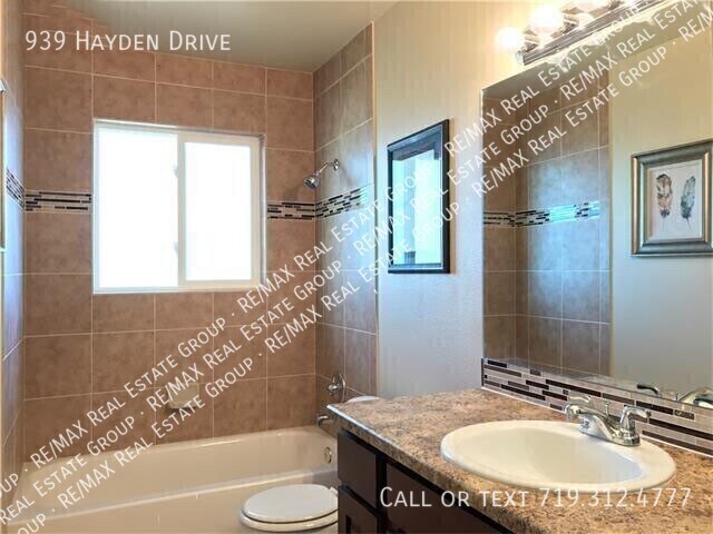 Building Photo - 939 Hayden Dr