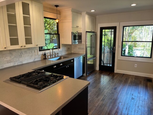 Building Photo - Fabulous Private Home Near Mills!