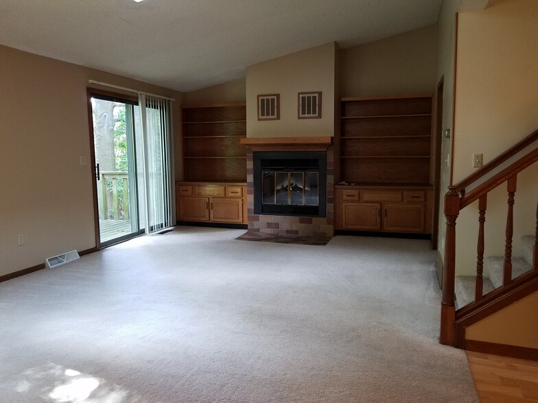 Built in bookshelves/electric fireplace - 1248 Dolen Pl