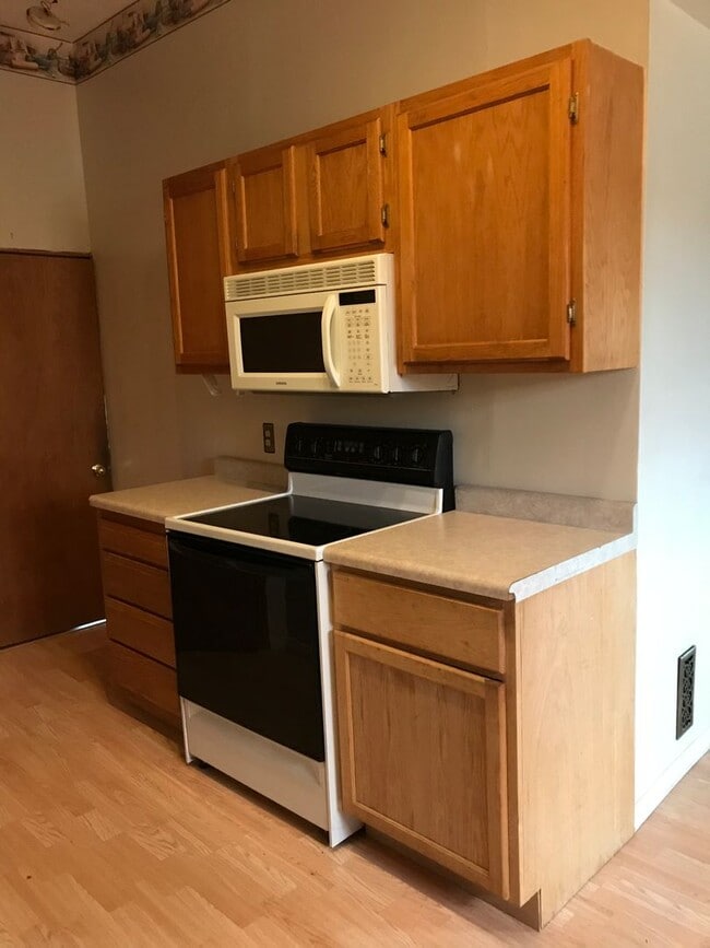 Building Photo - 4 Bedrooms/2 Bath Home with attached Garage
