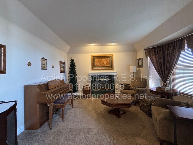 Building Photo - Gorgeous Villa - 3 Bed, 2.5 Bath - Beautiful Views - Highly Desirable Neighborhood!