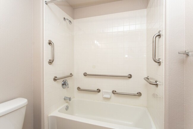 Building Photo - Delightful Condo in gated community!!