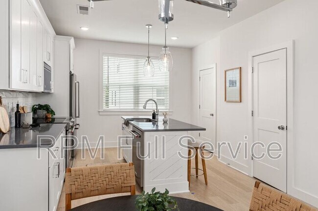 Building Photo - 716 N Dupont Ave