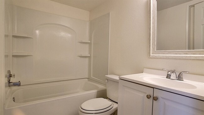 Building Photo - 3BR 1.5BA Townhome with 2 Car Garage, Larg...