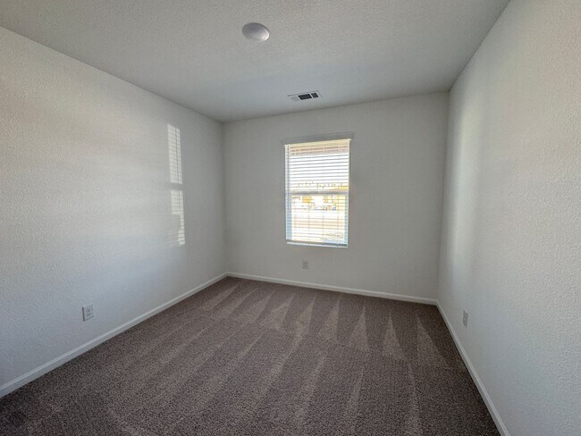 Building Photo - 3 bedroom Newer home