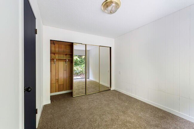 Building Photo - BEAUTIFUL CABIN STYLE HOME ACROSS FROM SILVER LAKE