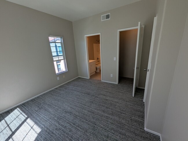 Building Photo - 211 Montana Del Lago Dr