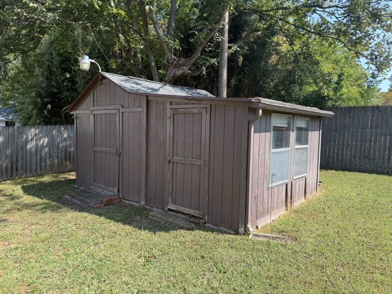 Building Photo - 2207 Pinewood Rd