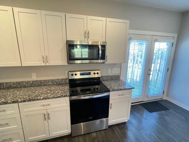 Building Photo - Matlock Townhomes 2 bedroom unit, close to I-24!