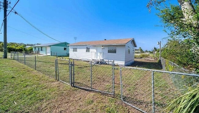Building Photo - 1520 Hunter Rd