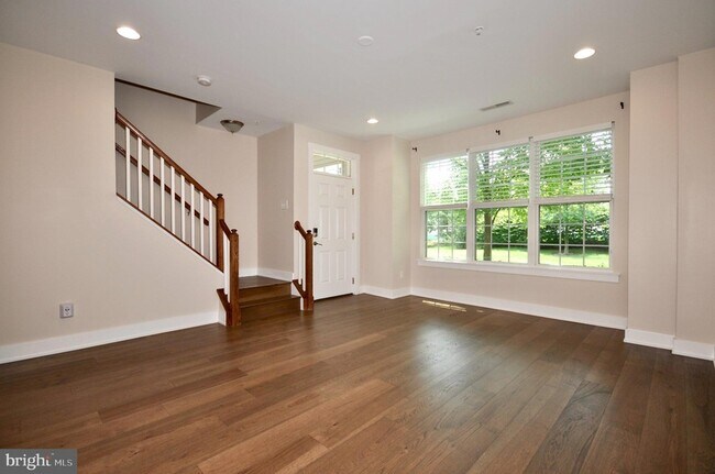 Building Photo - 137-A Equestrian Row Unit