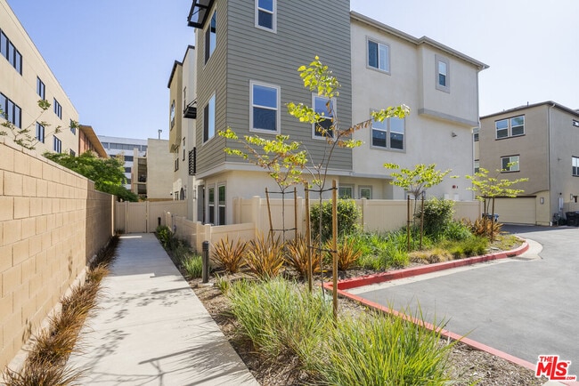 Building Photo - 756 Daniel Freeman Cir