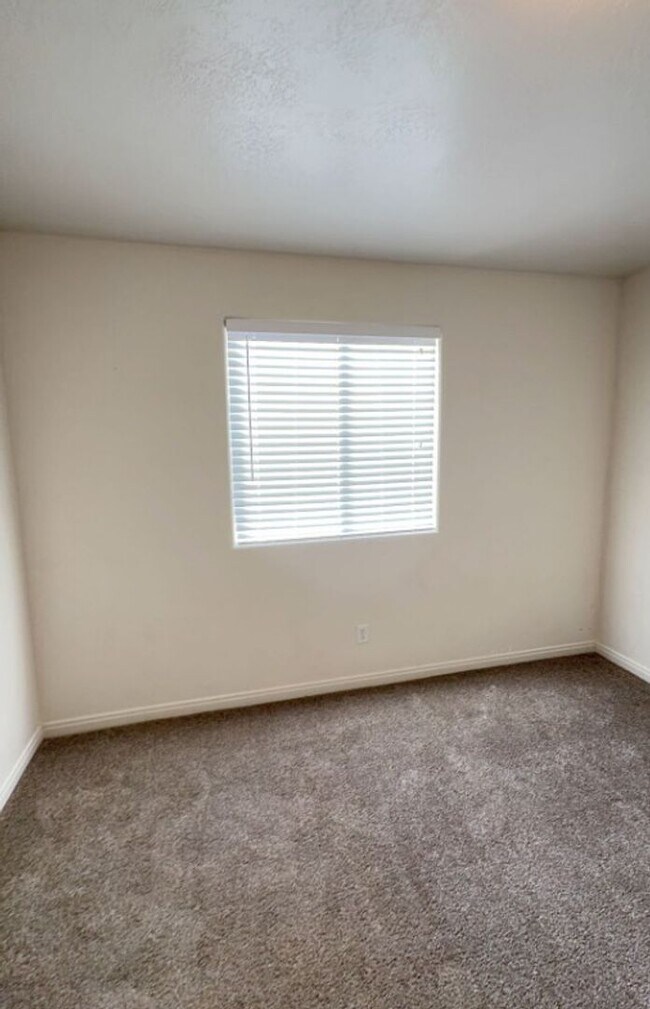 Building Photo - 4281 Wagon Wheel Dr E