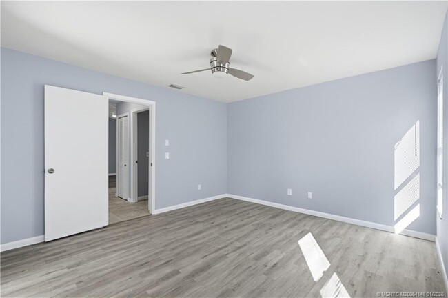 Building Photo - 1074 SW Jennifer Terrace