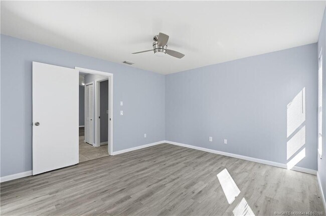 Building Photo - 1074 SW Jennifer Terrace