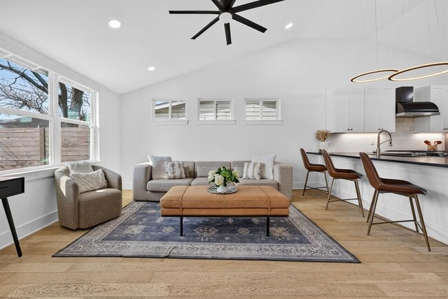 Building Photo - 504 W Croslin St