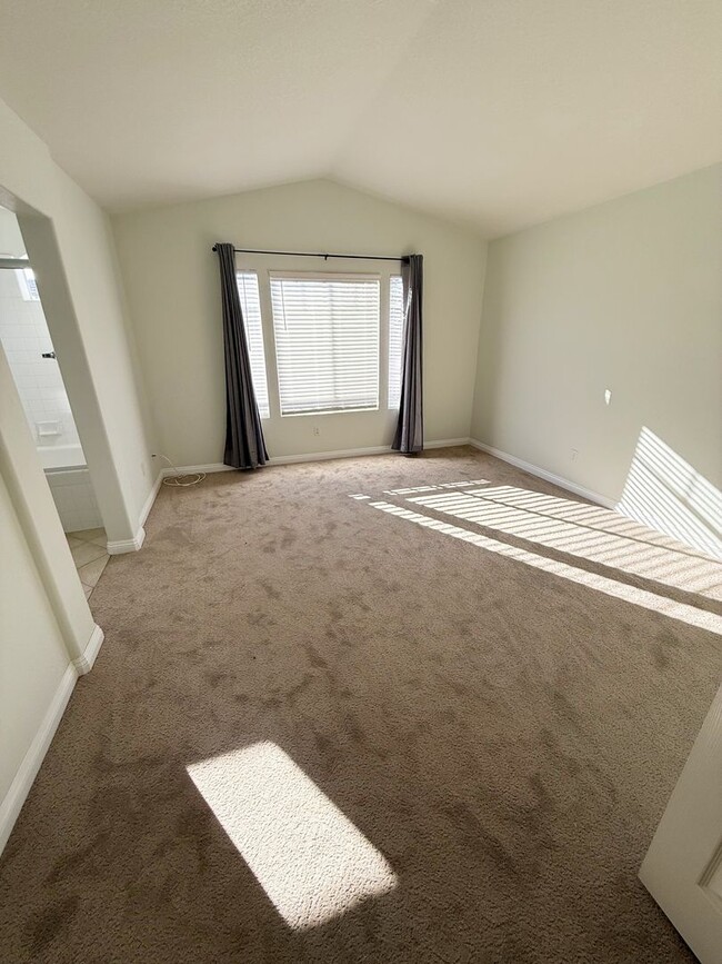 Building Photo - 3 Bed/2.5 Bath End Unit Townhome in Chatea...