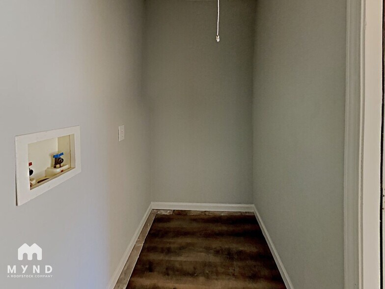 Building Photo - 6100 Shadow Glen Ct SW