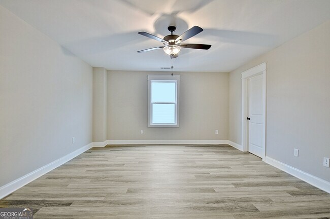 Building Photo - 190 Redhaven Dr