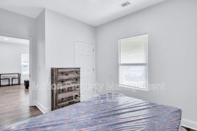 Building Photo - 698 Carmen Ave