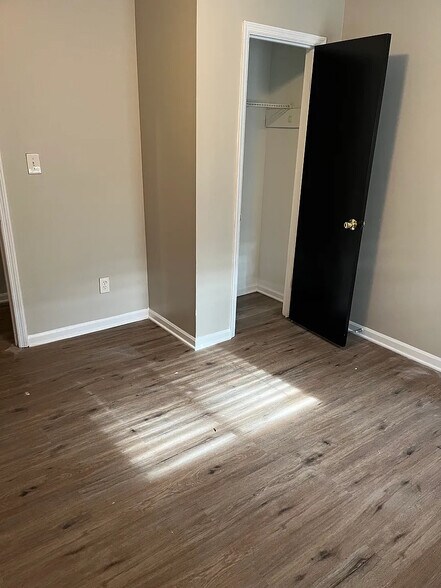 Building Photo - Room in House on Moray St SW