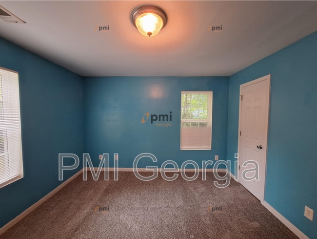 Building Photo - 1391 Lochland Rd SE