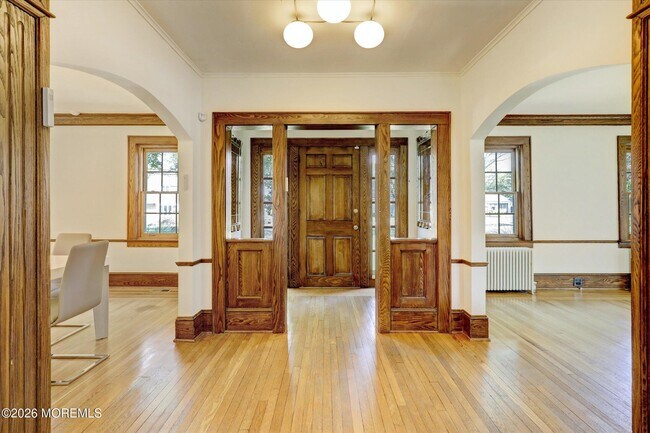 Building Photo - 570 N Edgemere Dr