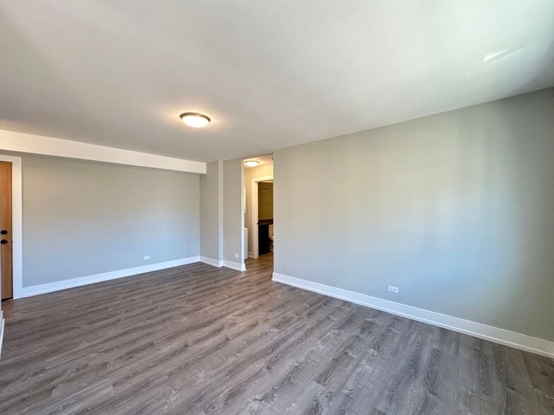 Building Photo - 447 W Surf St
