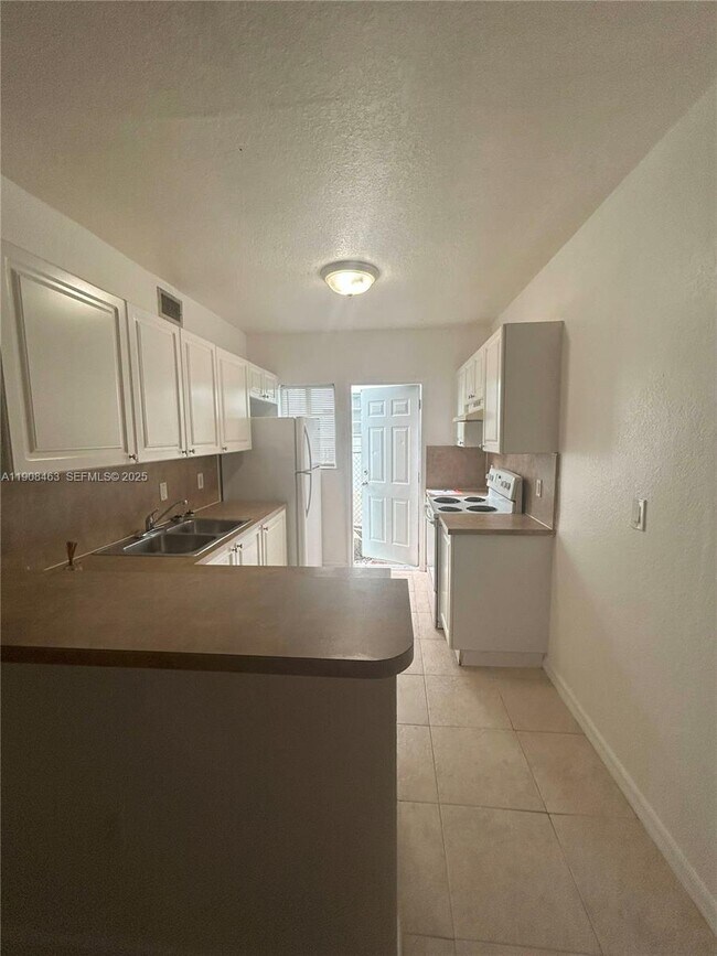 Building Photo - 1945 Calais Dr