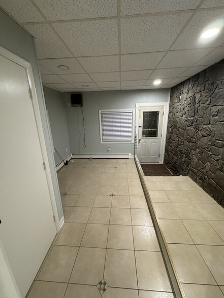 Den/Study/Office - 161 Lake Ave N