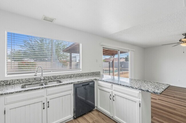 Building Photo - Wonderful East Valley Home! 4bedroom 2 Bat...