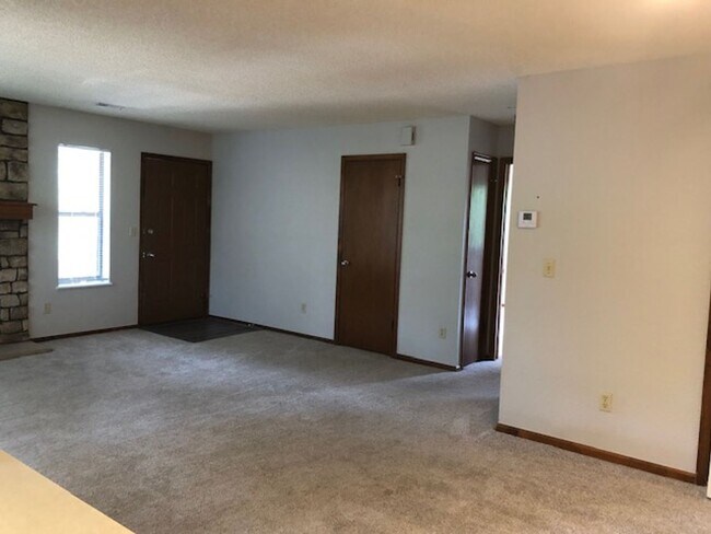 Building Photo - Spacious 1 bed/1bath/garage w fireplace.