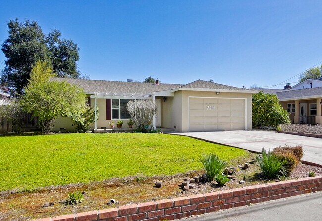 Building Photo - Awesome Home Located in a Quiet Tree Line ...