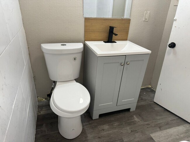 Building Photo - Move In Ready! Charming Corner Lot Home wi...