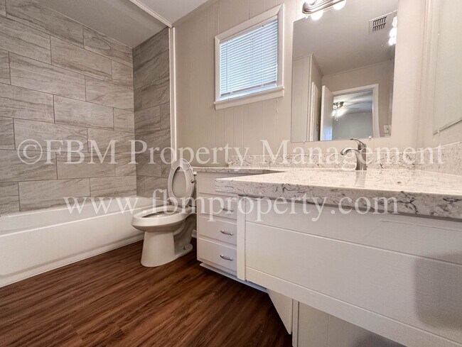 Building Photo - 1608 Hill Ln