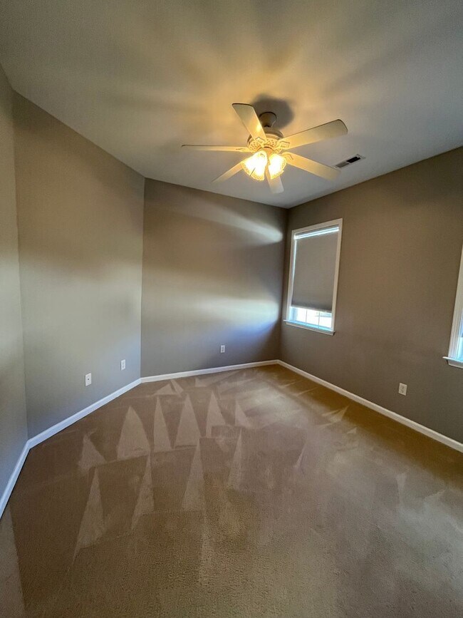 Building Photo - 128 Wild Thorn Ln