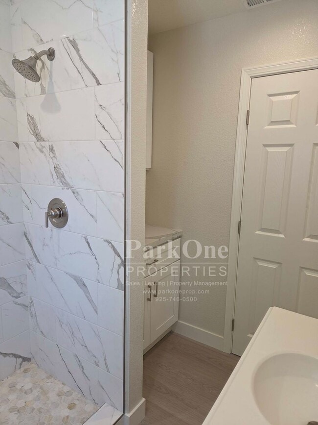Building Photo - Super Cute and Updated Cottage near Downtown