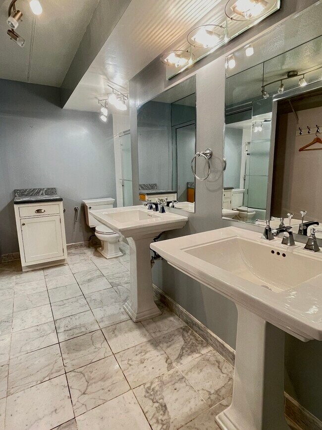 Building Photo - 1301 N Western Ave