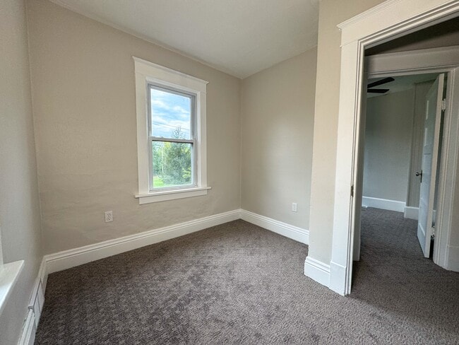 Building Photo - 2957 Greenfield Ave