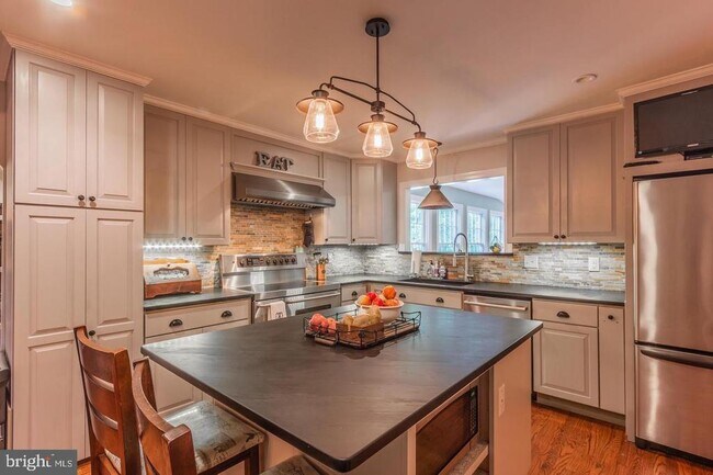 Building Photo - 607 Lancaster St