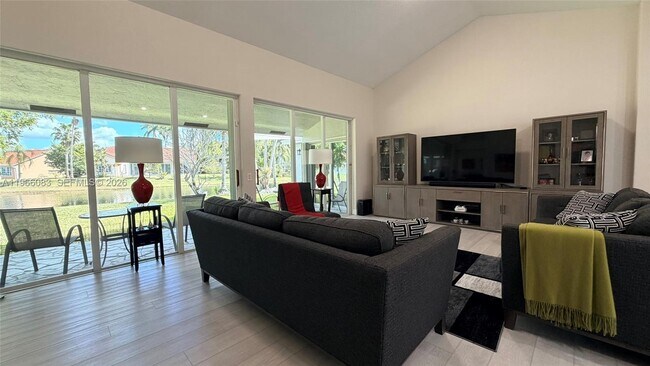 Building Photo - 582 Spinnaker