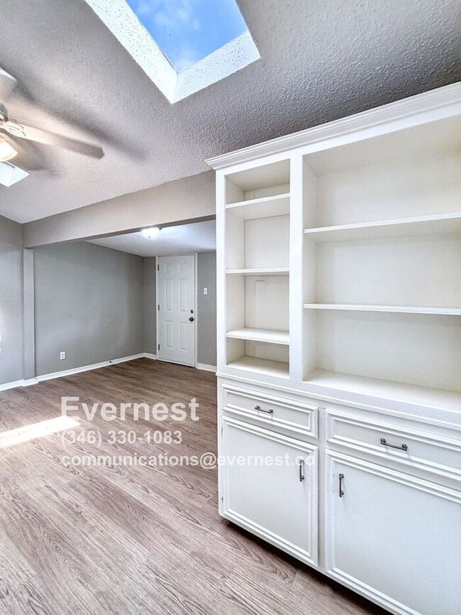 Building Photo - 3-Bedroom, 2-Bath Home with Pool and Conve...