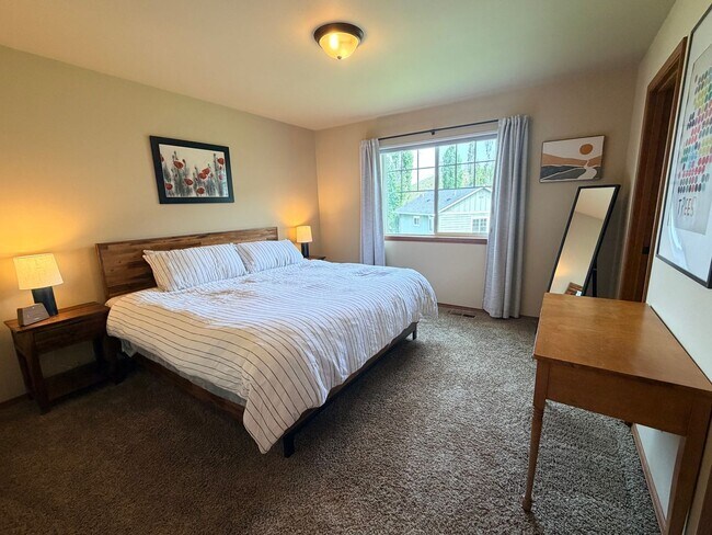 Building Photo - Short term, fully furnished home! 3 bed, 2.5 bath, central a/c, w/d, d/w, covered parking, great ...