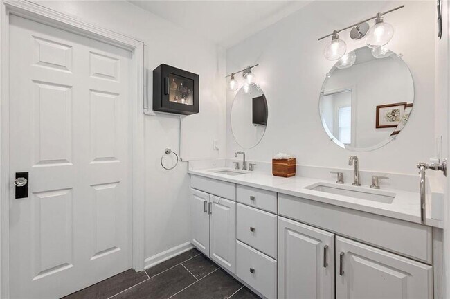 Building Photo - 346 Redland Rd NW