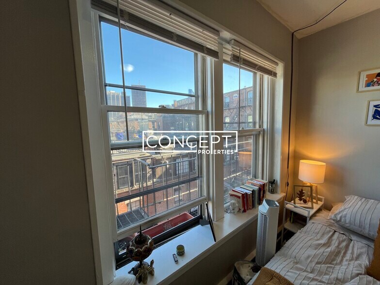 Building Photo - 40 Anderson St