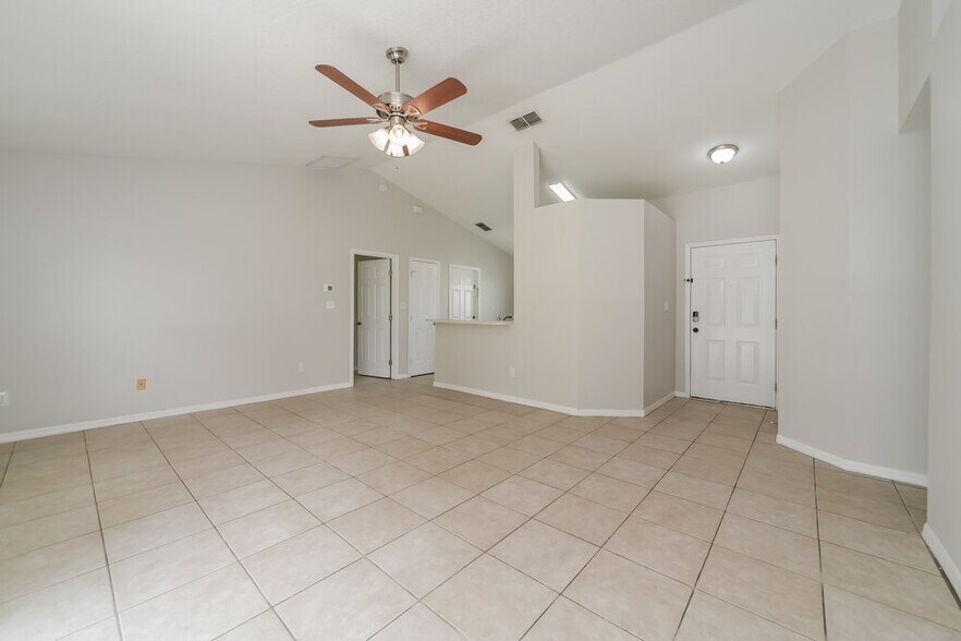 Building Photo - 918 Palm Forest Ln